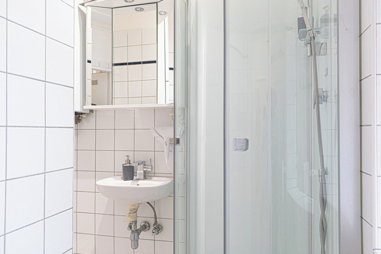 Shared bathroom 2, 2BR Apartment Center Area Long Stay, Wien