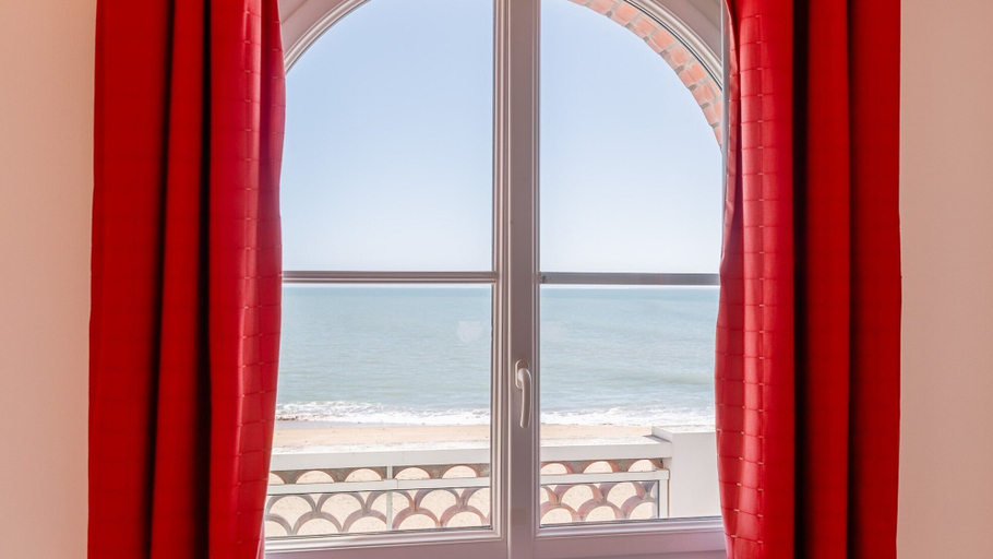 Balcony 2, Escape Near Local Bistros and Pier, Vendée