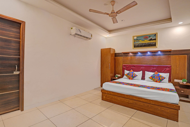 Room 4, Fabhotel Satya, Gautam Buddha Nagar