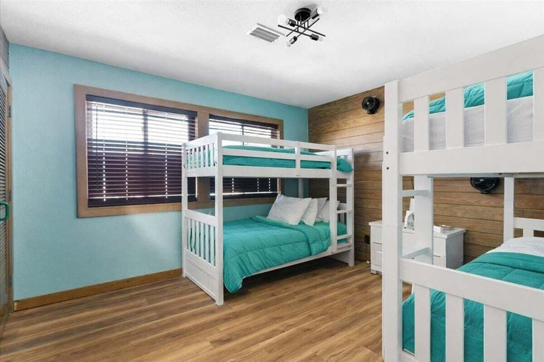 Room 5, The Oyster 5 Bedroom Home, Escambia
