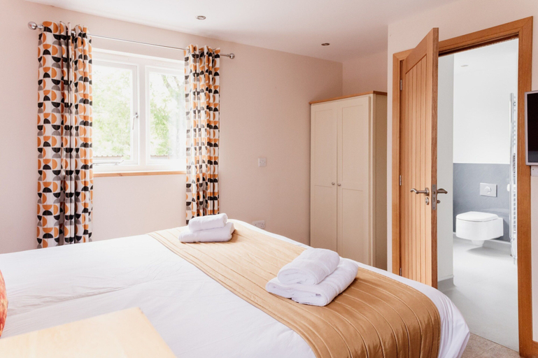 Room 3, Barn in Wales With Swim Spa & Scenic Views, Ceredigion
