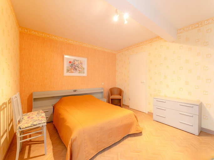Room 5, Spacious Pleasant Flat Located on the Seafront, West-Vlaanderen