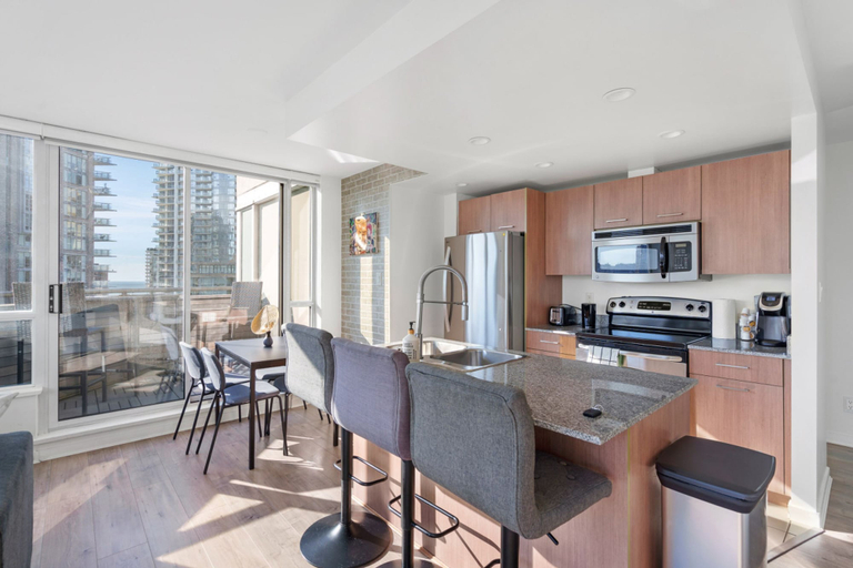 Room 2, Luxe 2BR Condo w Skyline Views In-suite Laundry, Greater Vancouver
