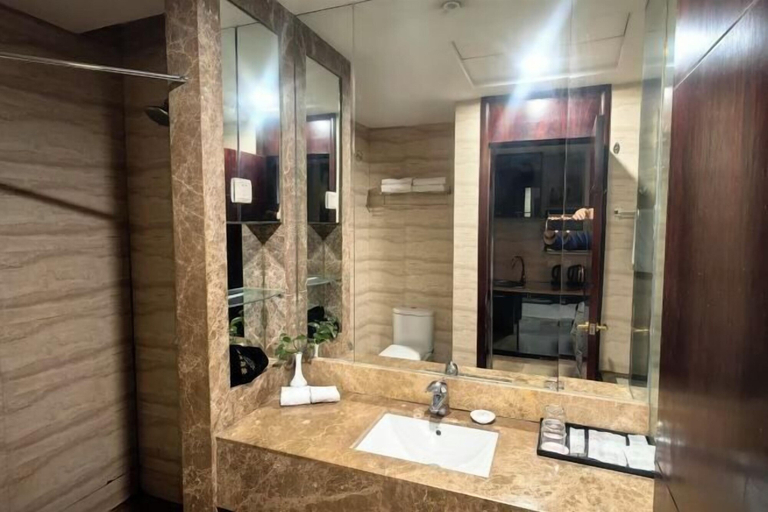 Bathroom, Shexian Hotel, Huangshan