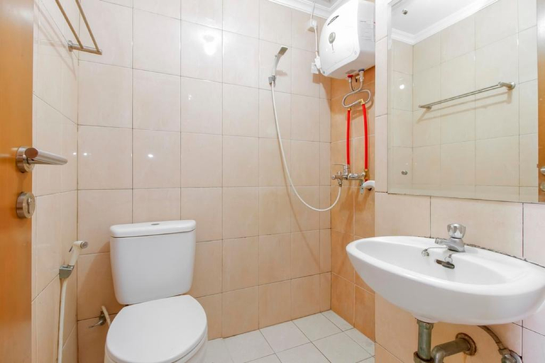 Bathroom, RedLiving Apartemen Margonda Residence 2 - Tower 2, Depok