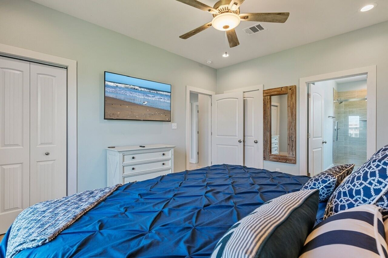 Room 2, The Shore House 3 Bedroom Home by RedAwning, Galveston