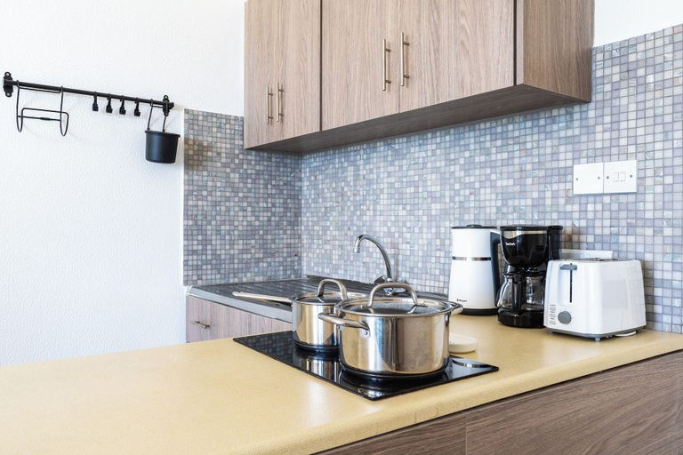 Private kitchenette 2, Whispering Palms 1-BR Apt. By Finikoudes Beach, Larnaca