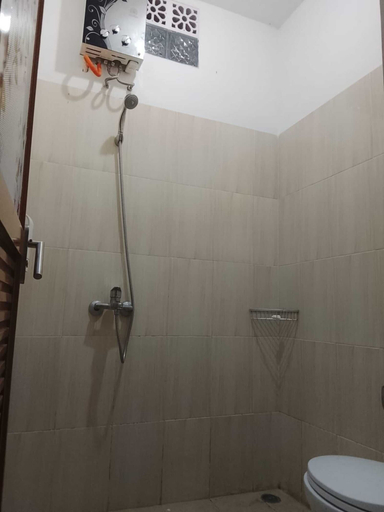 Bathroom, Griya Sarah Backpacker Homestay by Bias, Malang