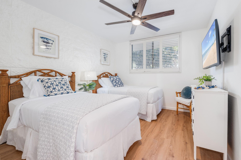 Room 3, Kanai A Nalu 211 in Wailuku, Maui
