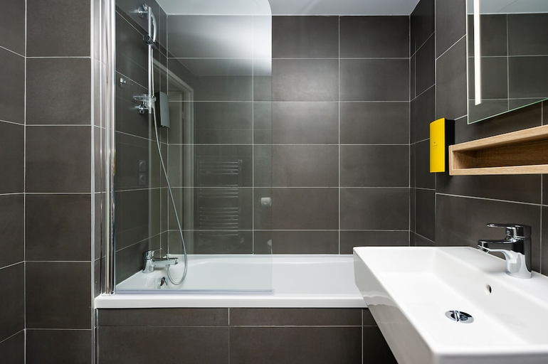Bathroom 4, Staycity Aparthotels Near Disneyland Paris, Seine-et-Marne