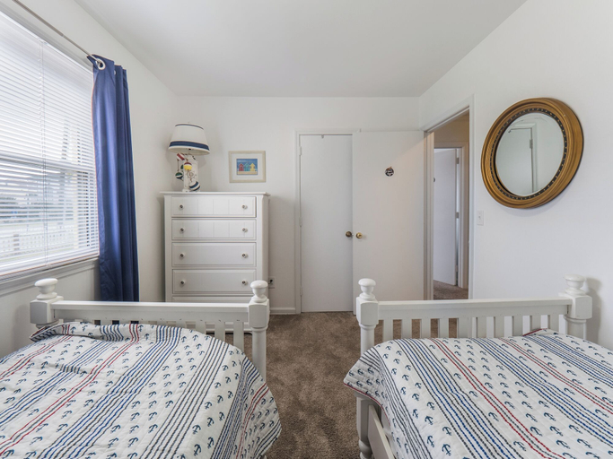 Bedroom 2, Dooley's Place by Carolina Retreats, New Hanover