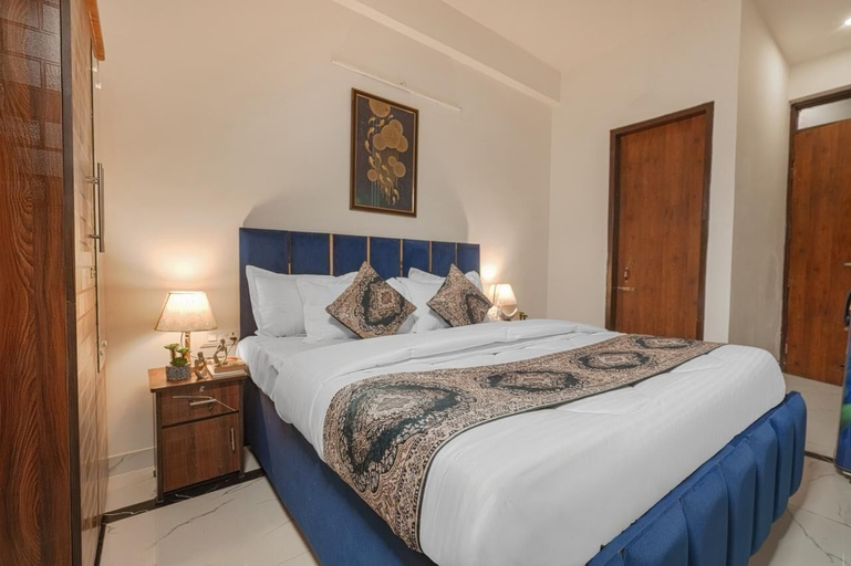 Room 5, COZY COVE, Sahibzada Ajit Singh Nagar