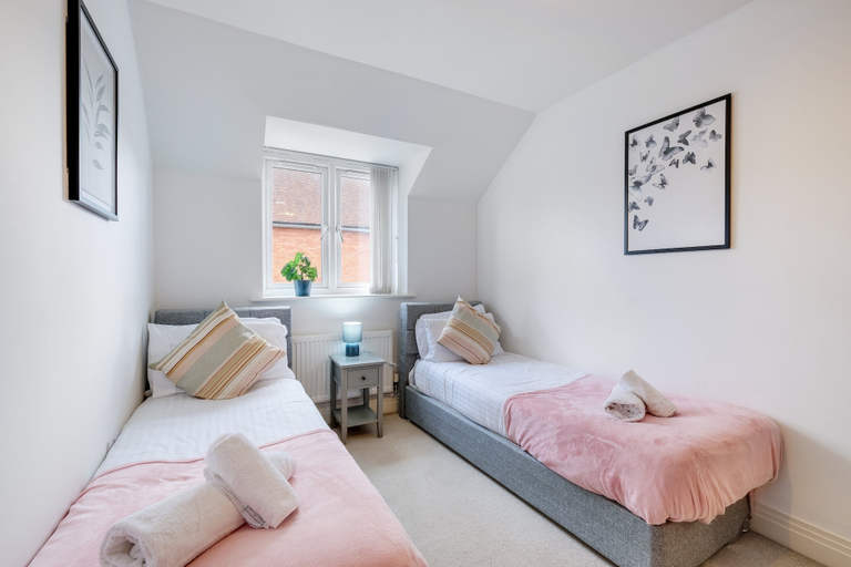 Room 2, Foxherne 6 Bed & 3 Bath Serviced Hse -20, Slough