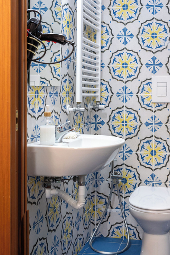 Bathroom 5, Le Corti del Re Tappia, Napoli