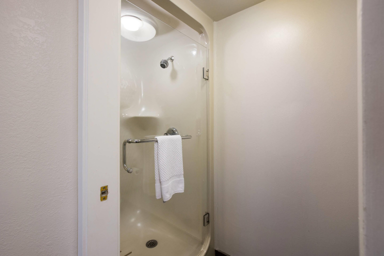 Bathroom 4, Clarion Pointe Sevierville-Pigeon Forge, Sevier