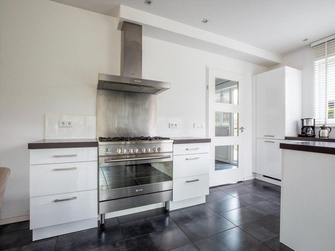 Others 3, Modern Villa in Harderwijk with Hot Tub, Zeewolde