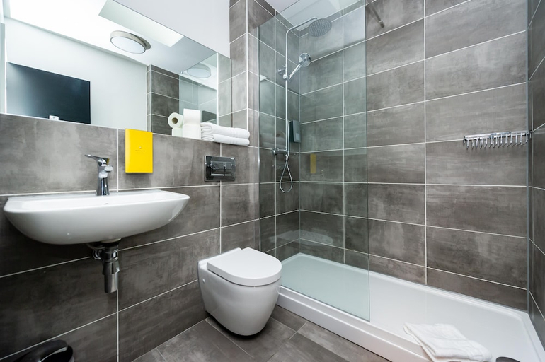 Bathroom, Staycity Aparthotels Christchurch, Dublin