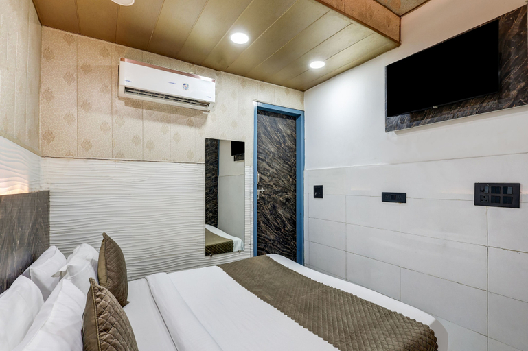 Room 5, Mauryan Express Hotel Dabri Janakpuri, Delhi