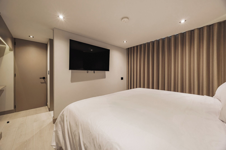 Room 2, Revellion by EP, Medellín