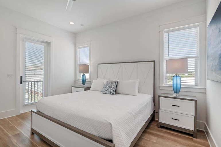 Room 5, Modern Family 7BR w Private Pool and Patio, Walton