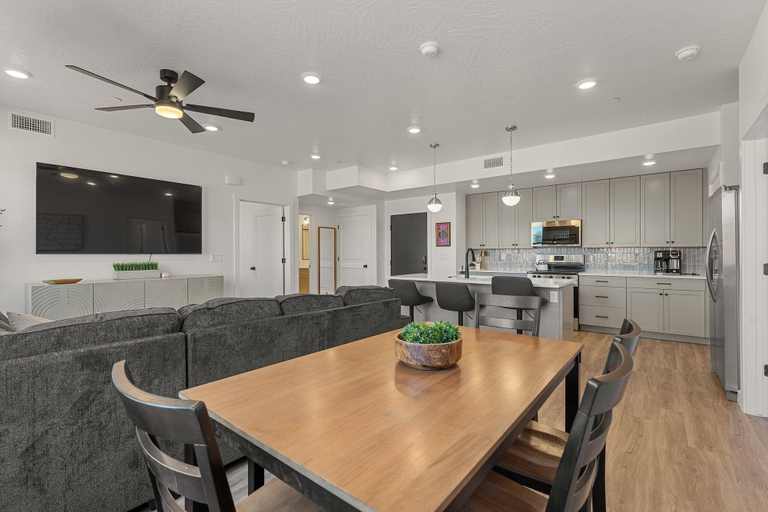 Dining 3, El Gato 2 Bedroom Condo, Washington