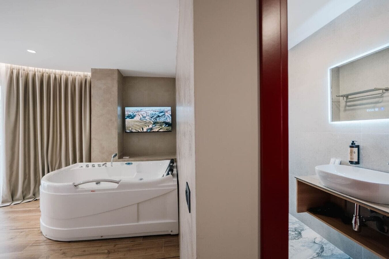 Room 2, Ermes Deluxe Suite With Balcony, Durrësit