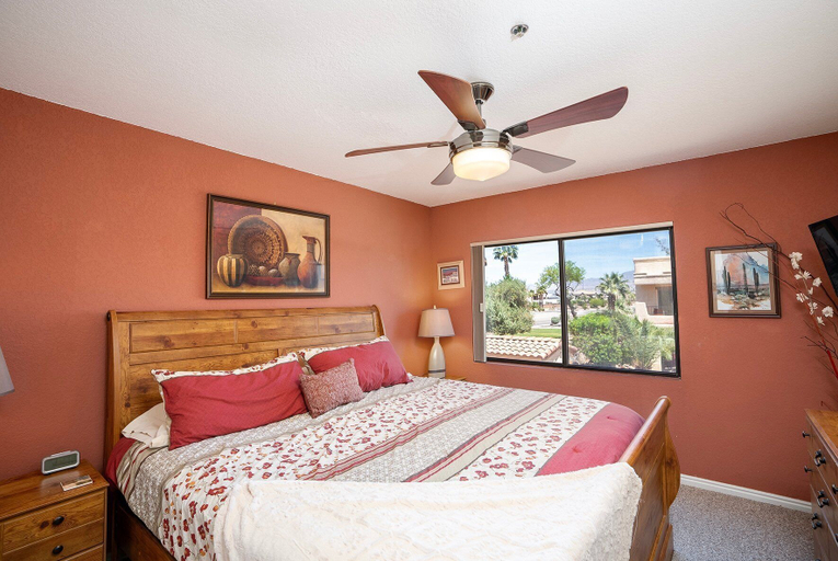 Interior 5, Sweet Town Home on the Island, Mohave