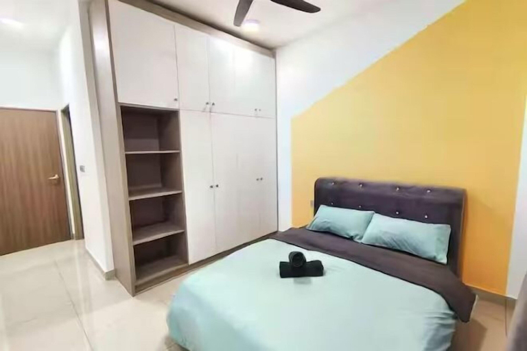 Primary image, 1601 Sks MidValley Terminal bus Wifi Netflix STAY, Johor Bahru