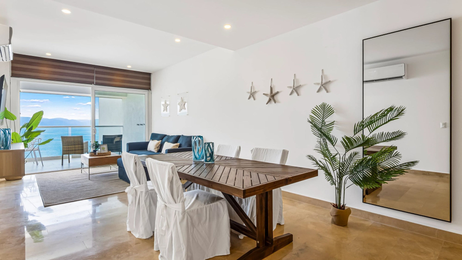 Room 5, Stylish Beachfront 2BR Balcony Sunsets Pools, Puerto Vallarta