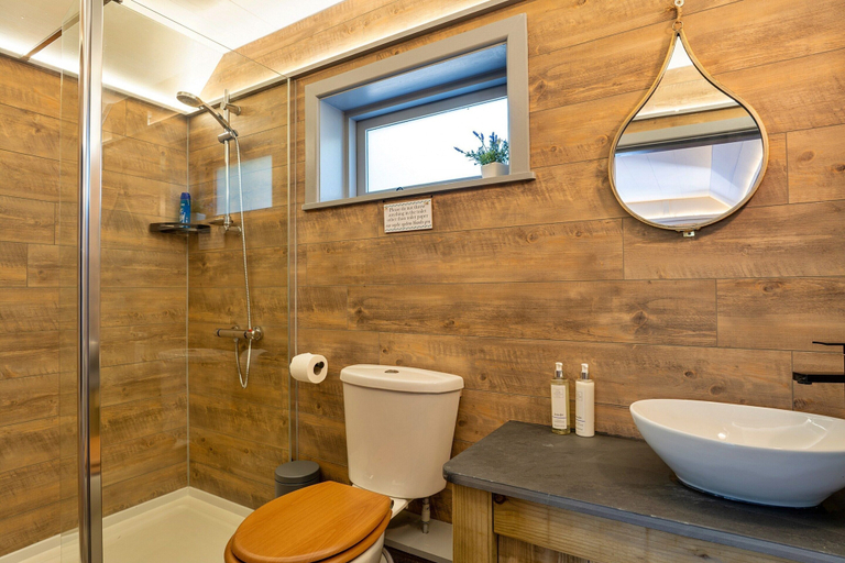 Bathroom 3, Lodge in Cornwall With Widemouth Bay Views, Cornwall