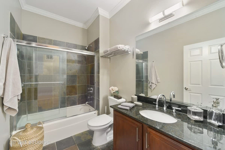 Room 5, Spacious 3BR Home by United Center With Deck Yard, Cook
