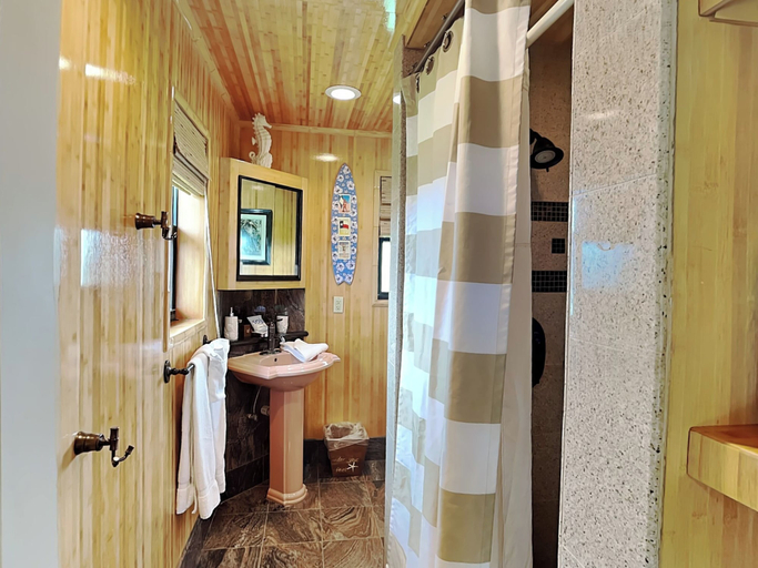 Bathroom, Beachside Tiki Hut by Ryson Vacation Rentals, Galveston
