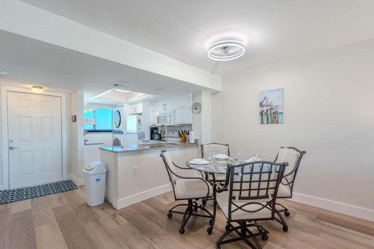 Dining 2, Carlos Pointe #515 - The Pelican Pad, Lee
