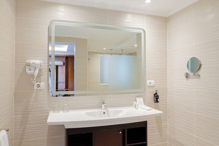 Bathroom 4, Diamond Beach, Al-Qusayr