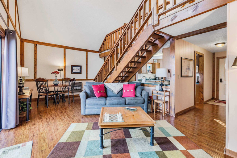Living area 2, Skipjack Cottage Branson, Stone