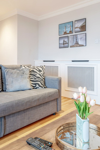 Room 3, Stunning Flat in Chelsea Kings Road With Balcony, London