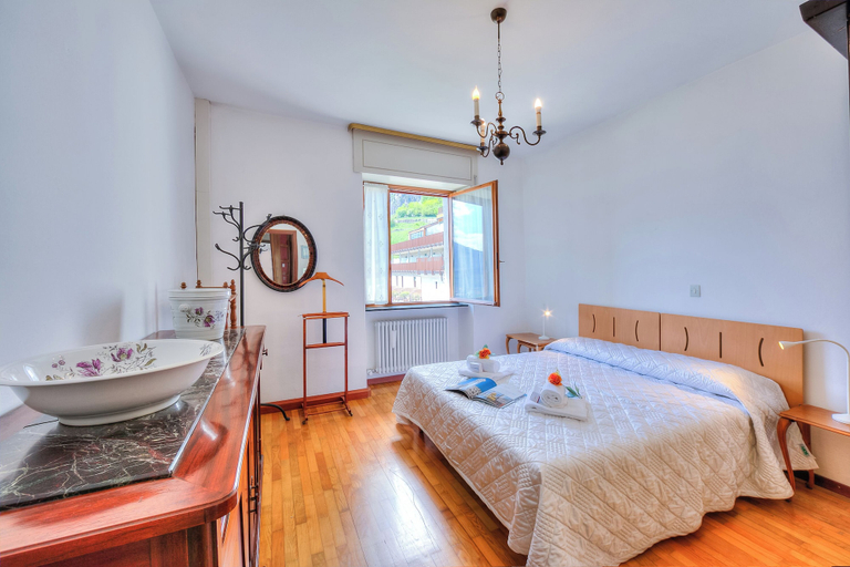 Room 5, Sunrise On The Garda Lake, Trento