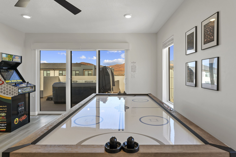Game room 5, Sand Cove Retreat 5 Bedroom Townhouse, Washington