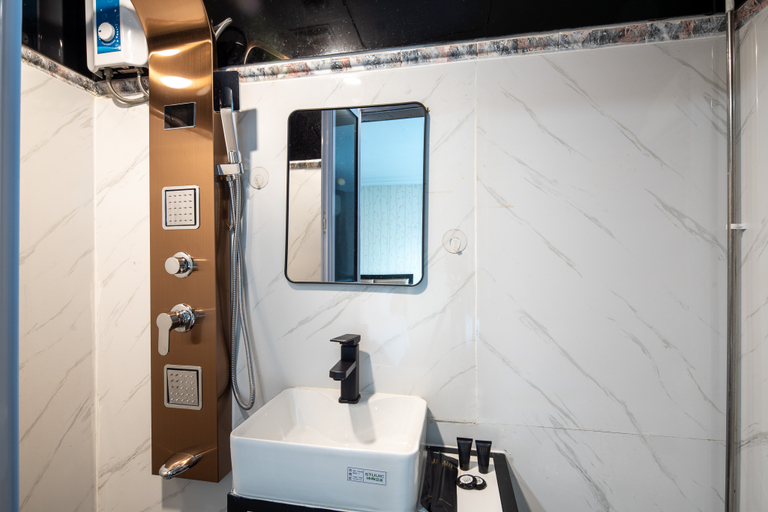 Bathroom 5, The Quay Hotel Bugis, Singapore