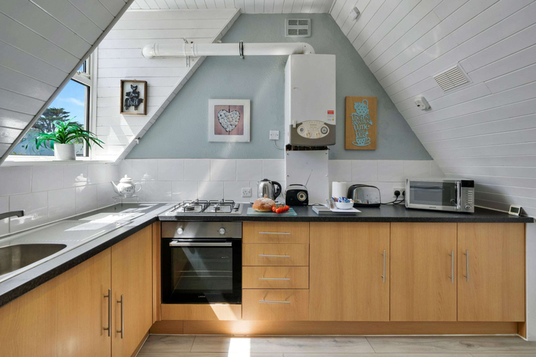 Private kitchen 5, Seaside Apartment With Stunning Views, No Deposit, Cornwall