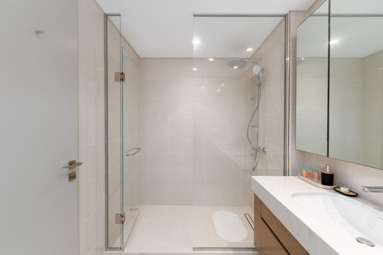 Room 5, Chic 2BR w Sea Views Near Marina JBR, Dubai