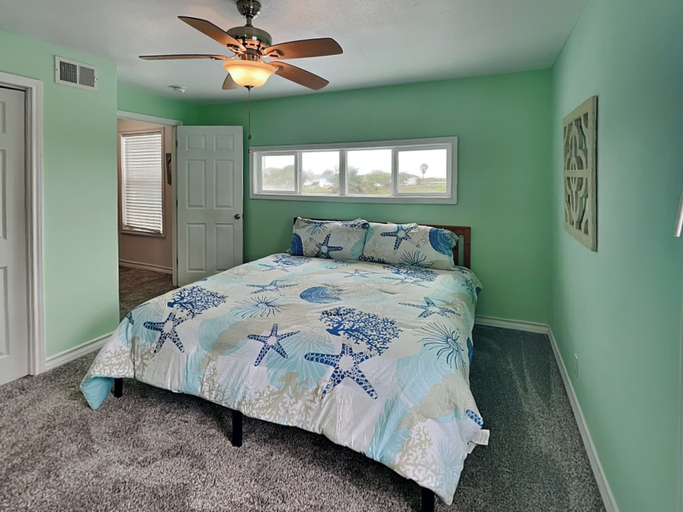 Bedroom 3, Dolphin Paradise by Miss Kitty’s, Aransas