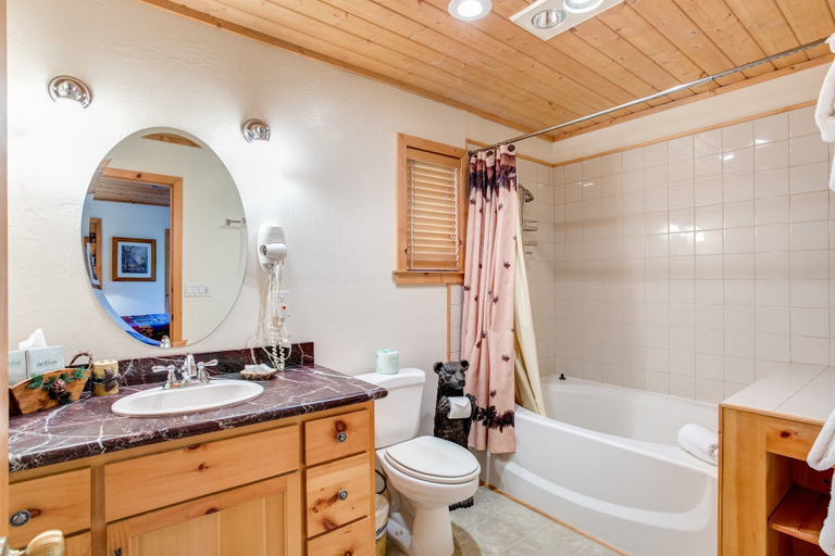 Bathroom 3, River Refuge, Mariposa