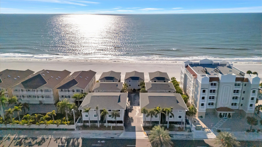 Room 1, Direct Beach Access Oceanfront Condo & Big Balcony, Pinellas