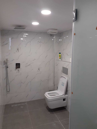 Bathroom 5, Hotel Driti, Tiranës