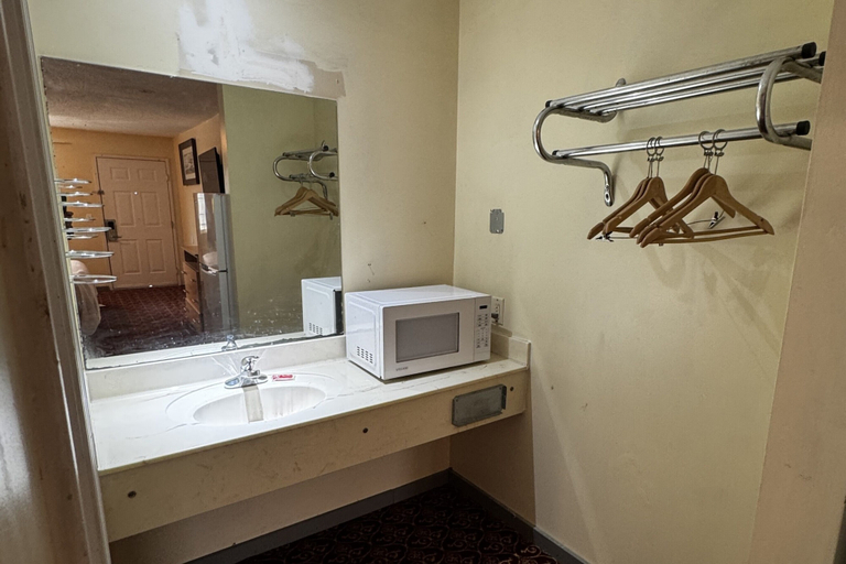Bathroom 5, General Bragg Inn & Suites Chickamauga, Walker