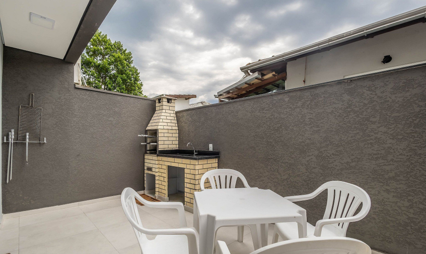 Outdoor dining, House w/ Terrace & BBQ 850m From the Beach Jsf0748, Bombinhas