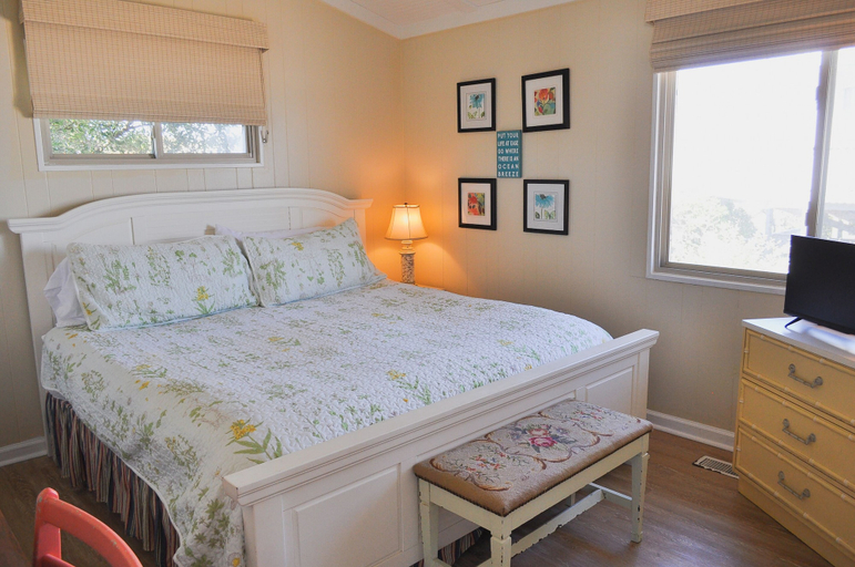 Bedroom 3, Sunray Cottage by Topsail Realty, Pender