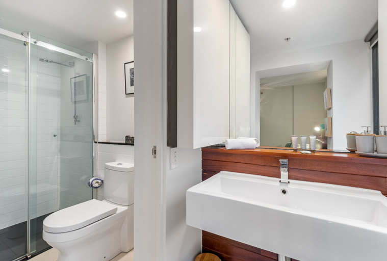 Bathroom 3, Sleek & Central 2-Bed Apartment in Melbourne, Melbourne