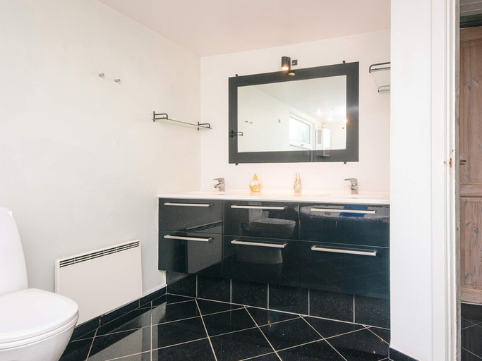 Bathroom 4, 4 Star Holiday Home in Blavand, Varde